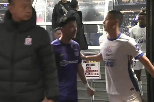 广岛外援半场结束后在球员通道挑衅高天意，双方一度爆发冲突