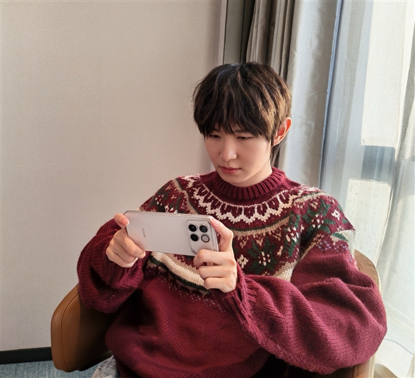 荣耀WIN真机首次亮相!横向大矩阵Deco 主动散热风扇吸睛