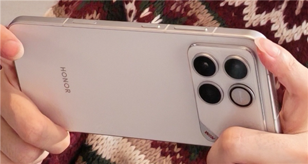 荣耀WIN真机首次亮相!横向大矩阵Deco 主动散热风扇吸睛