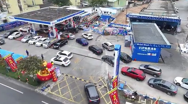 加油站请女模搞“双12”促销引热议 官方回应:已责令整改