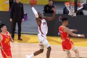 就想看这个！迪亚洛反击单臂滑翔劈扣