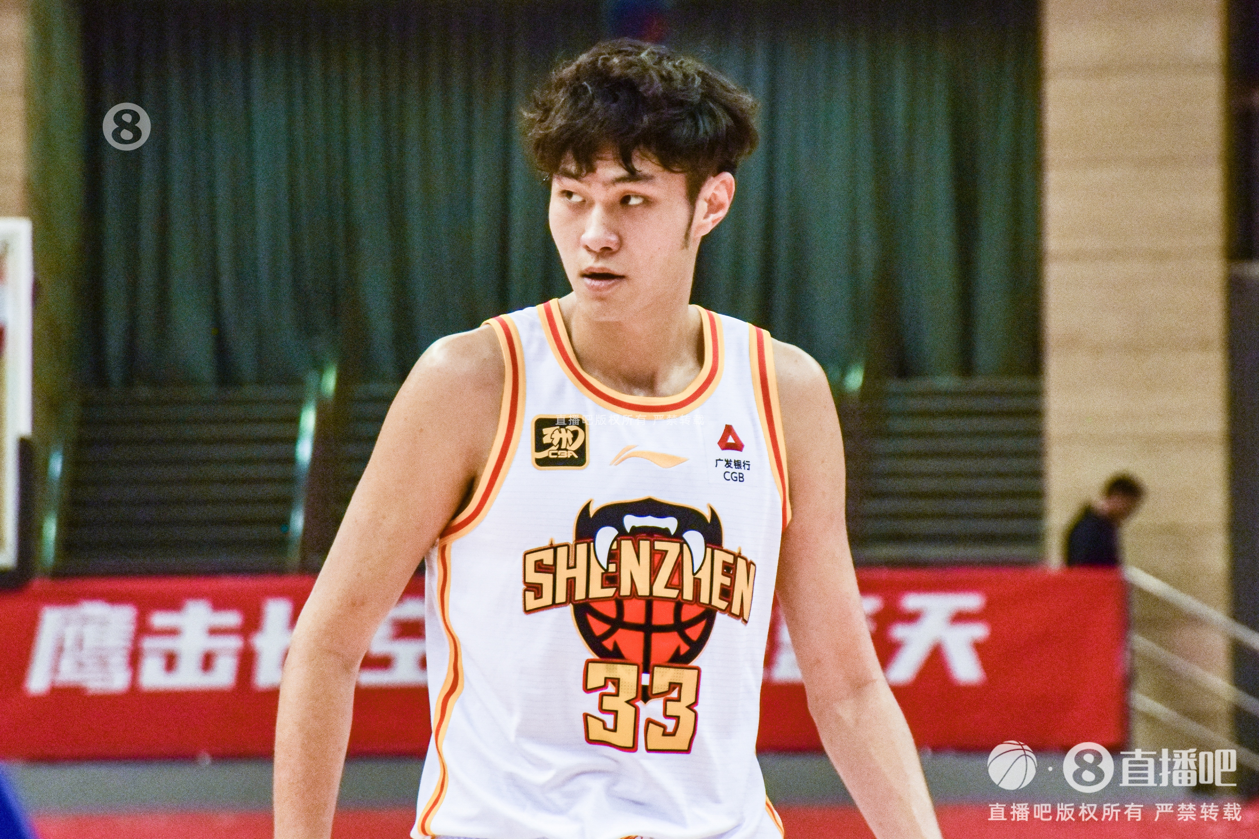 状态不佳！王浩然11投3中得到8分8板2助 正负值-9