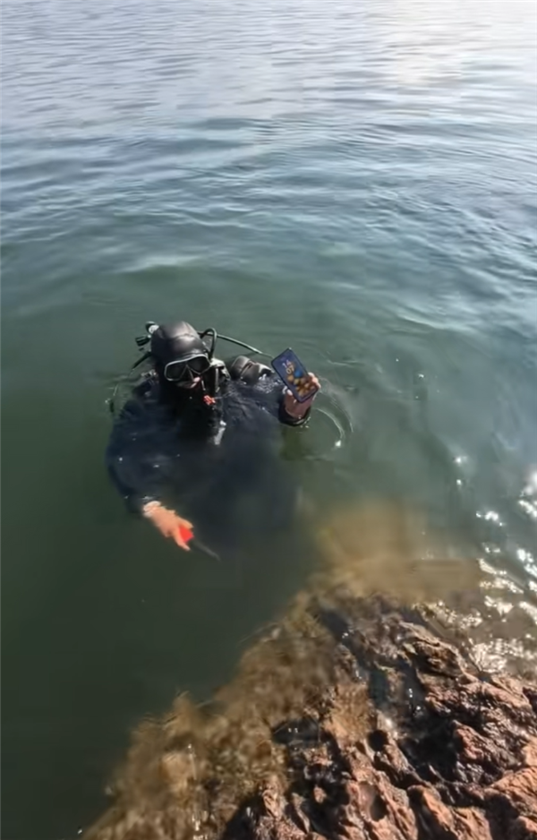 钓鱼将华为Mate 80掉进湖里 51小时后捞起还能正常使用 机主直呼牛X