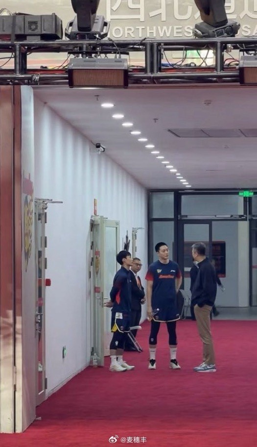 媒体人：郭士强指导今天在东莞看球？赛前与胡明轩和徐杰进行交流