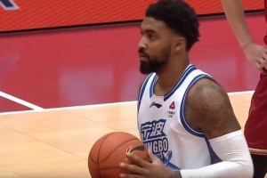 慢慢找状态！小肯扬·马丁CBA首秀 半场4中1&三分2中0拿4分3板