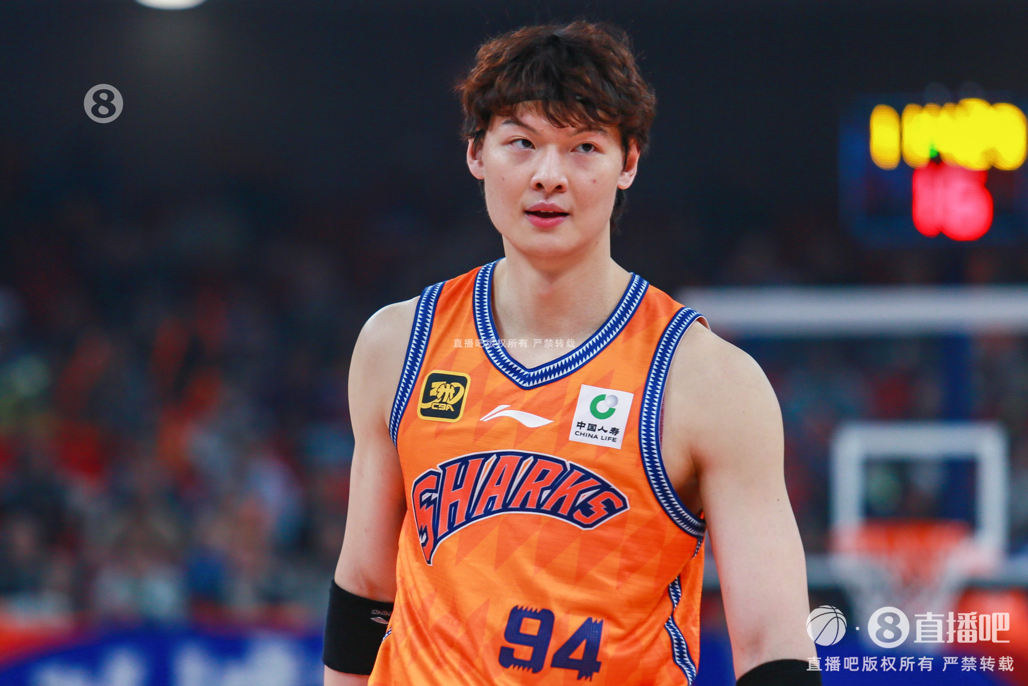杀伤不少！半场王哲林2中1拿到8分7板 罚球8中6
