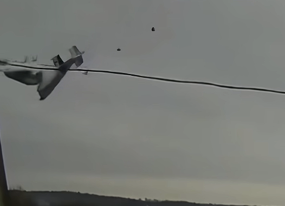 机龄超50年 俄罗斯安-22运输机坠毁画面曝光:空中直接折成两截