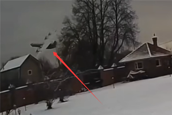 机龄超50年 俄罗斯安-22运输机坠毁画面曝光:空中直接折成两截