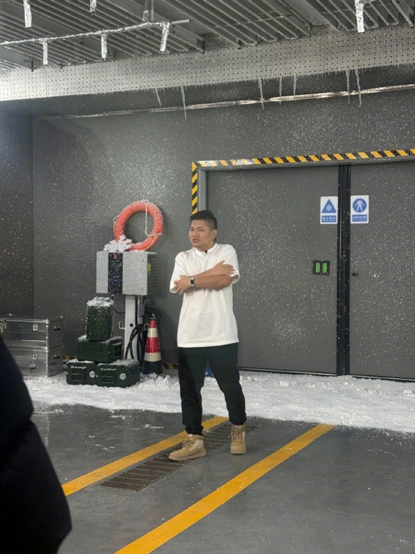 韩路整活：零下25℃横评60到16000元羽绒服 穿短袖开场