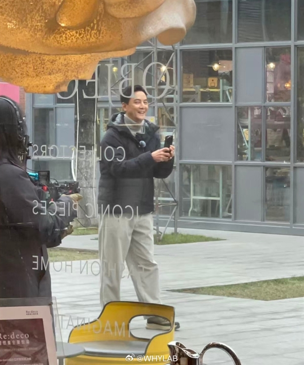 吴彦祖手持小米17 Ultra现身!