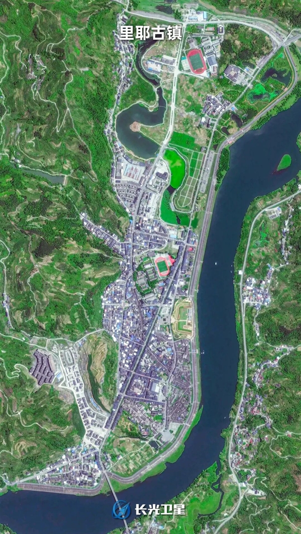 湖南有一座神奇的山：山顶平的像桌面！