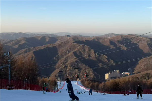 不买只租、专盯折扣：年轻人用“聪明消费”玩转滑雪