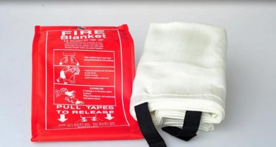 男子徒手摸灭火毯双手被刺钻心疼：主体材质玻璃纤维 需握黑色拉带