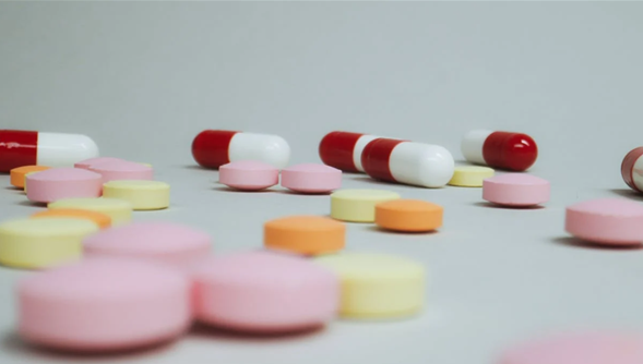 吃胶囊类药物千万别喝热水 医生：容易溶解粘黏 灼伤食管