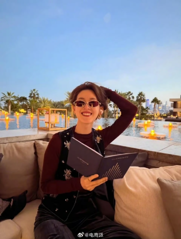 章泽天独自现身迪拜过圣诞:身着阔腿裤 松弛感十足