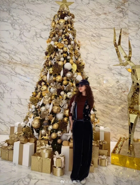 章泽天独自现身迪拜过圣诞:身着阔腿裤 松弛感十足