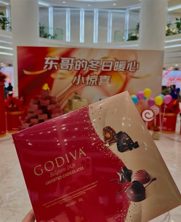 章泽天独自现身迪拜过圣诞:身着阔腿裤 松弛感十足