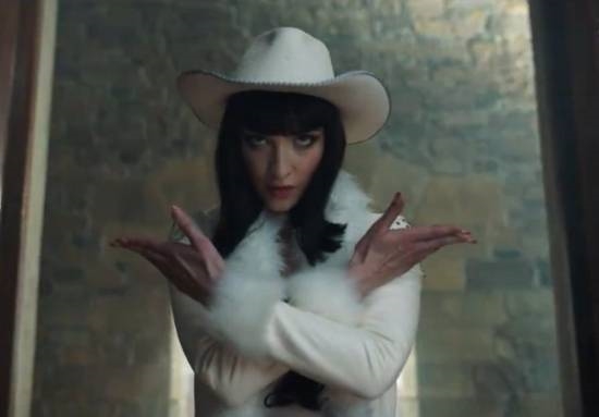 《海贼王》真人剧第二季罗宾新造型公开 时尚感十足