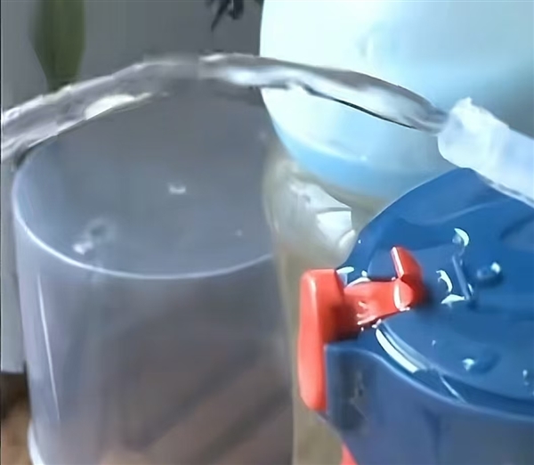 儿童保温杯变“喷壶”：女孩误开瞬间吸管呲水烫伤脸