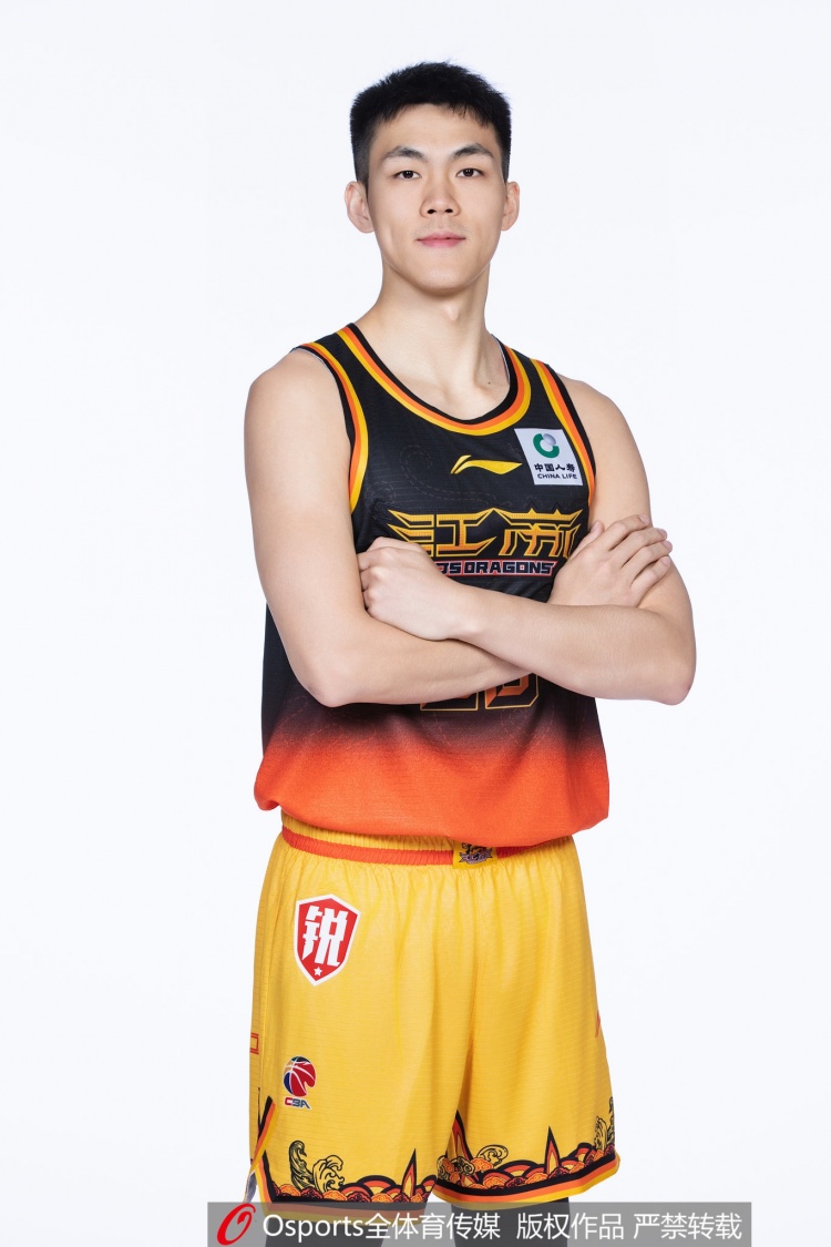 媒体人：庞峥麟最吸引人的是球商 被盯防仍展示出鲜明的比赛内容