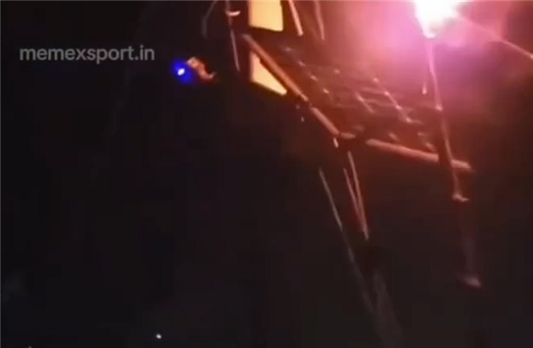 印度男子夜举火把给太阳能板充电：成功点亮LED指示灯