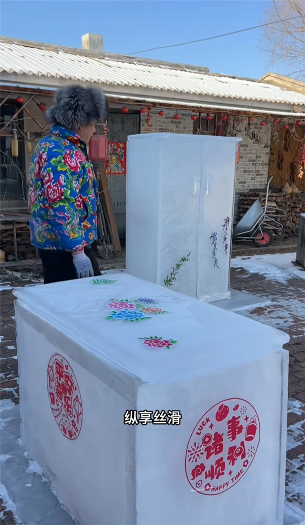 哈尔滨男子手搓纯冰大冰箱：纯天然冷冻 0级能耗