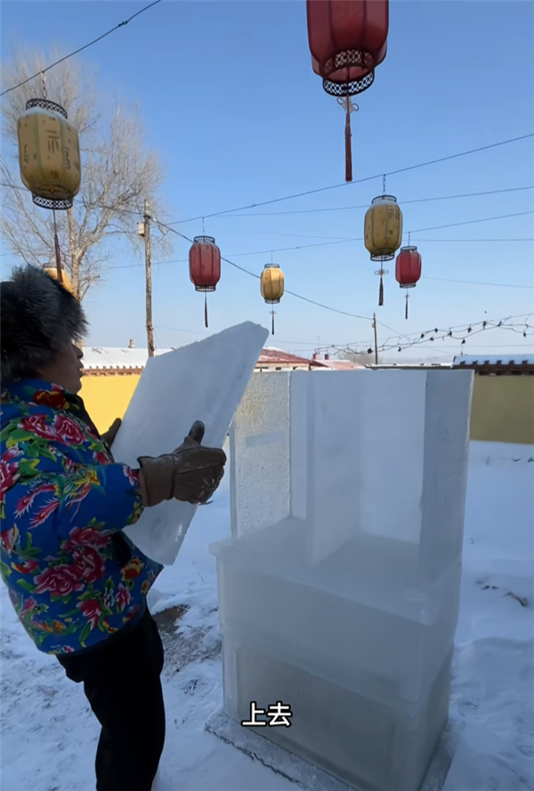 哈尔滨男子手搓纯冰大冰箱：纯天然冷冻 0级能耗