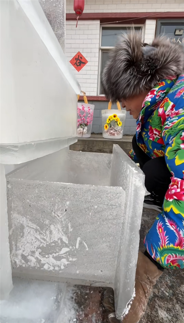 哈尔滨男子手搓纯冰大冰箱：纯天然冷冻 0级能耗