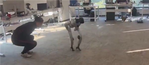 宇树G1机器人测试时突然踹工程师一脚 马斯克评论“笑哭”表情