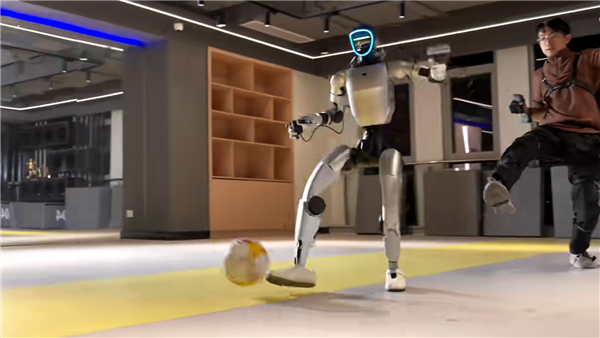 宇树G1机器人测试时突然踹工程师一脚 马斯克评论“笑哭”表情