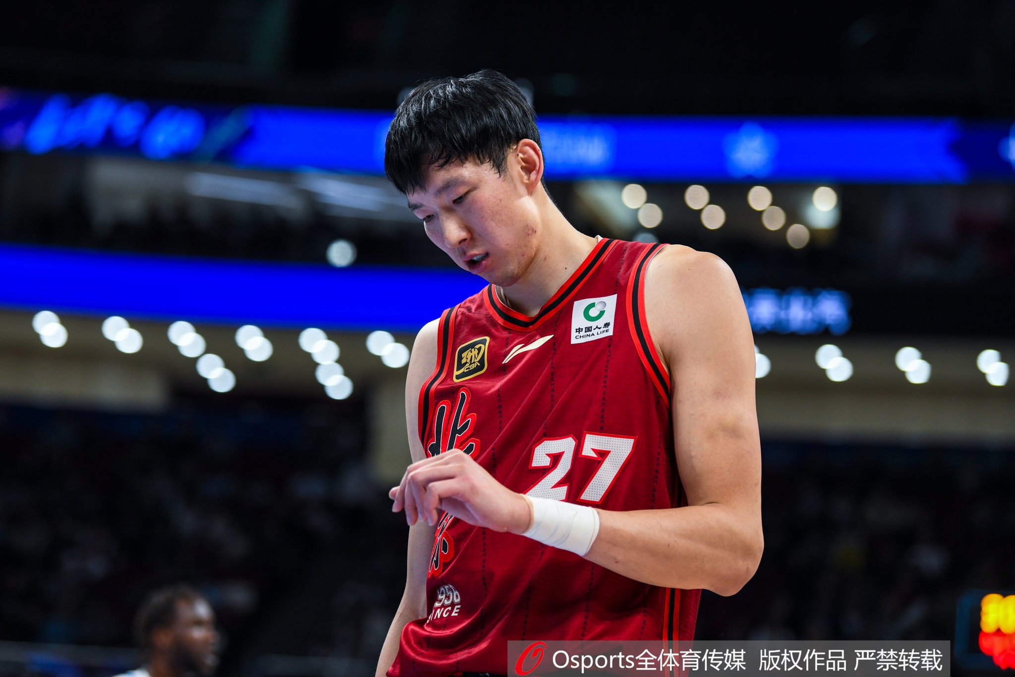 媒体人：周琦完成腰伤恢复治疗归队 今晚有望出战 陈盈骏返京治疗