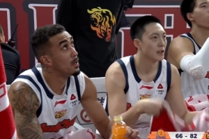 很不满意！诺威尔自投自抢补篮+抢断上篮 杜锋怒喊暂停&咆哮球员