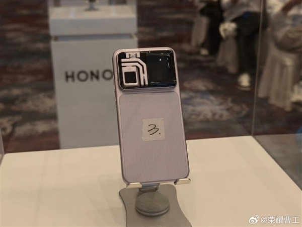 吴晓波展示荣耀ROBOT PHONE：世界上第一款手机机器人！