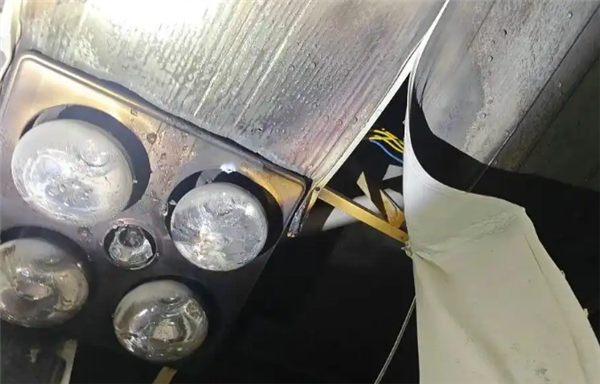 女子开浴霸洗澡突然起火 不要边取暖边换气