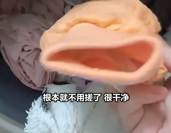 女子塑料袋洗衣服效果惊人 袖口污渍轻松搞定