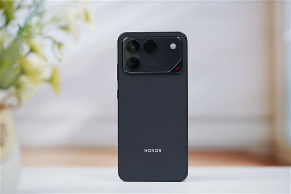 10000mAh巨无霸电池仅2599元起！荣耀WIN RT图赏