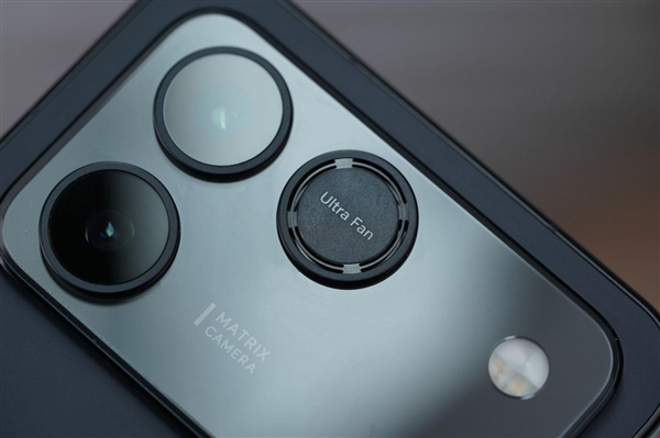 10000mAh巨无霸电池仅2599元起！荣耀WIN RT图赏