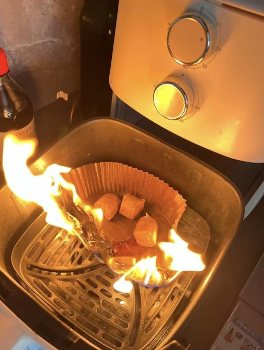油纸别乱买！女子空气炸锅垫纸烤肠直接起火