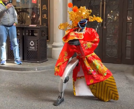 机器人身穿财神服街头“热舞” 网友：第一眼以为是弼马温